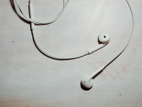 United Airlines poderá retirar passageiros que não utilizarem fones de ouvido durante o voo