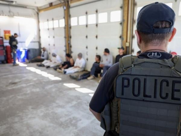 Fome e Comida Estufada: Detentas em Centros de Imigração dos EUA Relatam Condições Desumanas