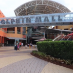 Homem com bebê nos braços derruba suspeito de furto em shopping na Flórida