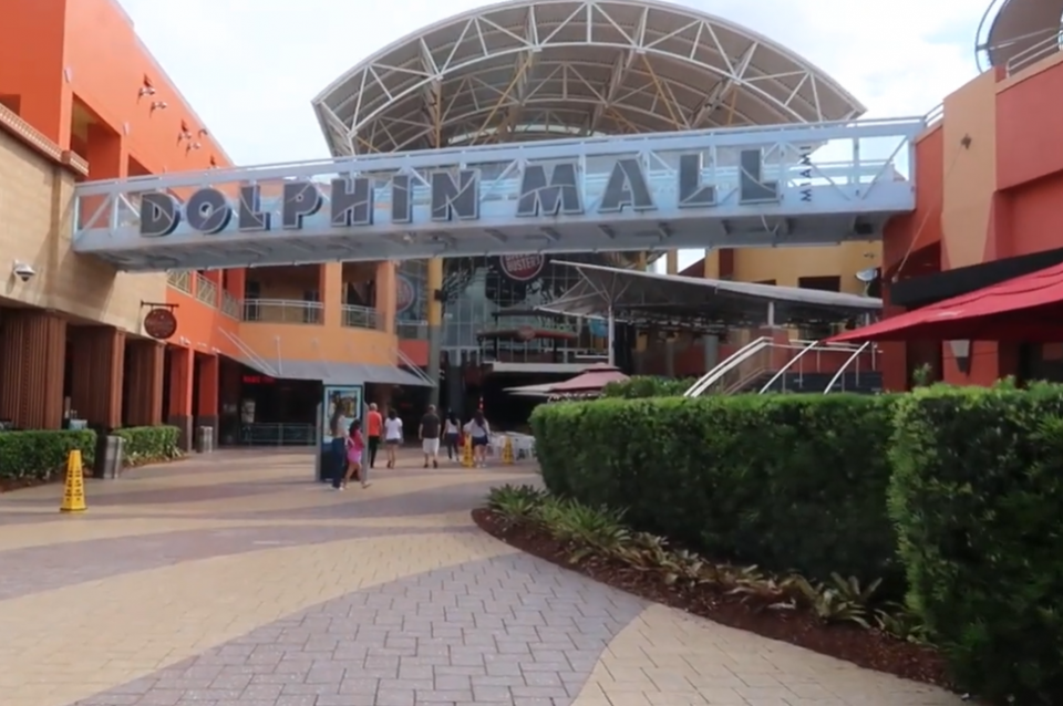 Homem com bebê nos braços derruba suspeito de furto em shopping na Flórida