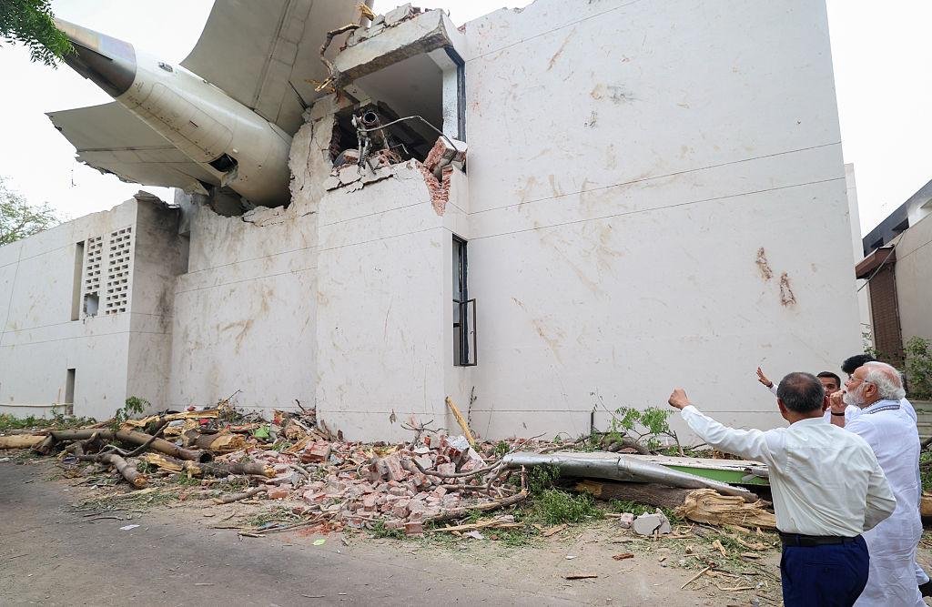 Investigação aponta corte no combustível dos motores antes de queda de avião da Air India