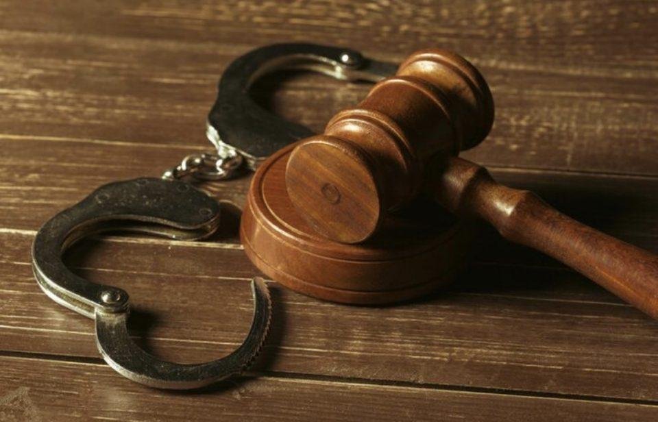 Homem é preso na Flórida acusado de cárcere privado