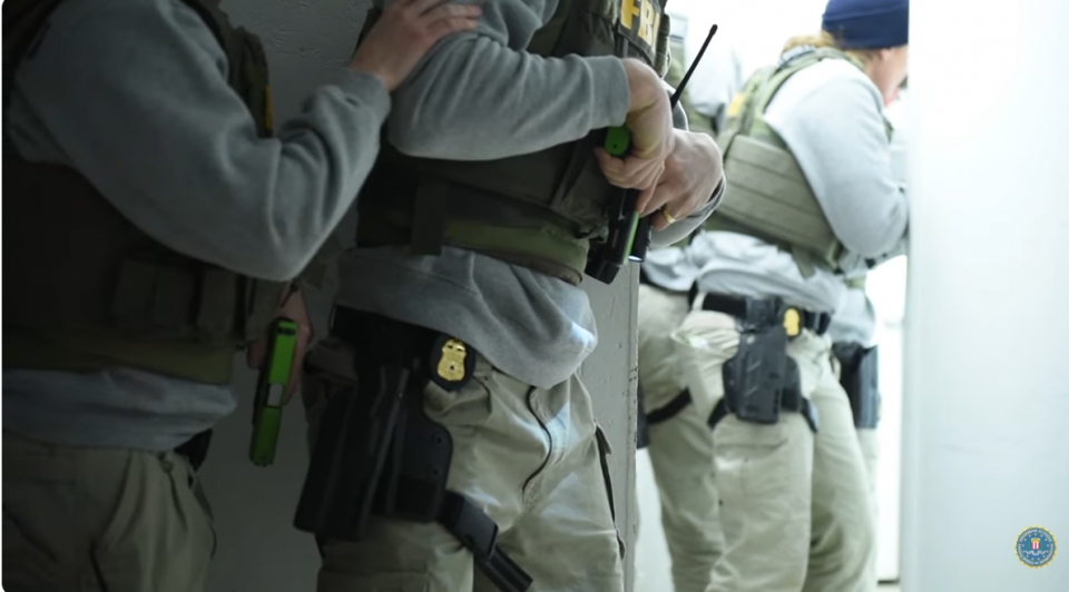 Adolescente desaparecida há um mês é encontrada em hotel na Flórida após operação do FBI