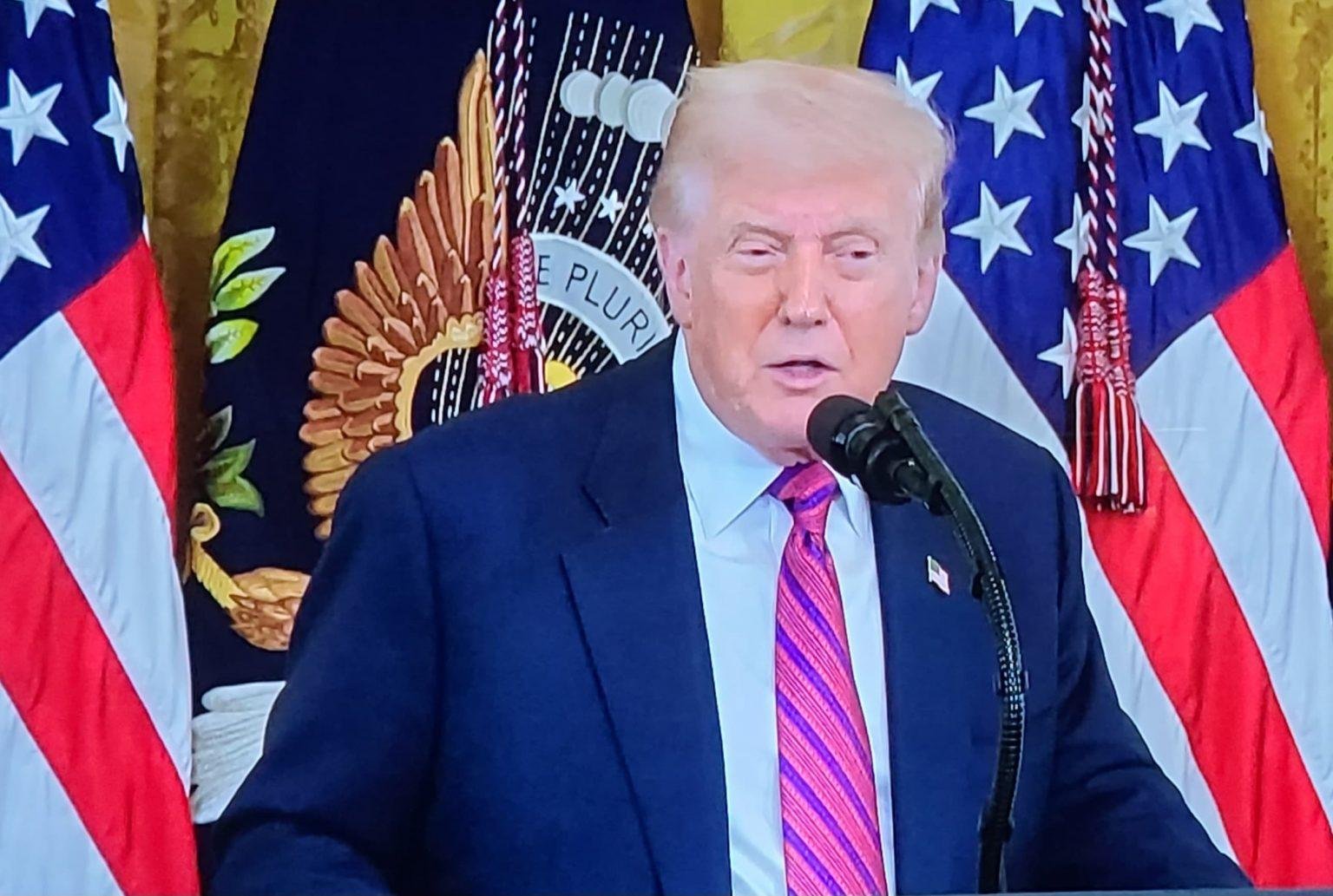Trump assina decreto para processar pessoas que queimarem a bandeira americana