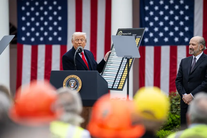 Guerra tarifária: Trump impõe tarifas a mais de 90 países; bolsas caem