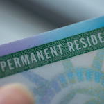 Trump Propõe Regra Mais Rígida de "Ônus Público" que Ameaça Green Cards e Cidadania