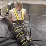 Uso do Dispositivo WRAP pelo ICE Gera Controvérsia em Voos de Deportação