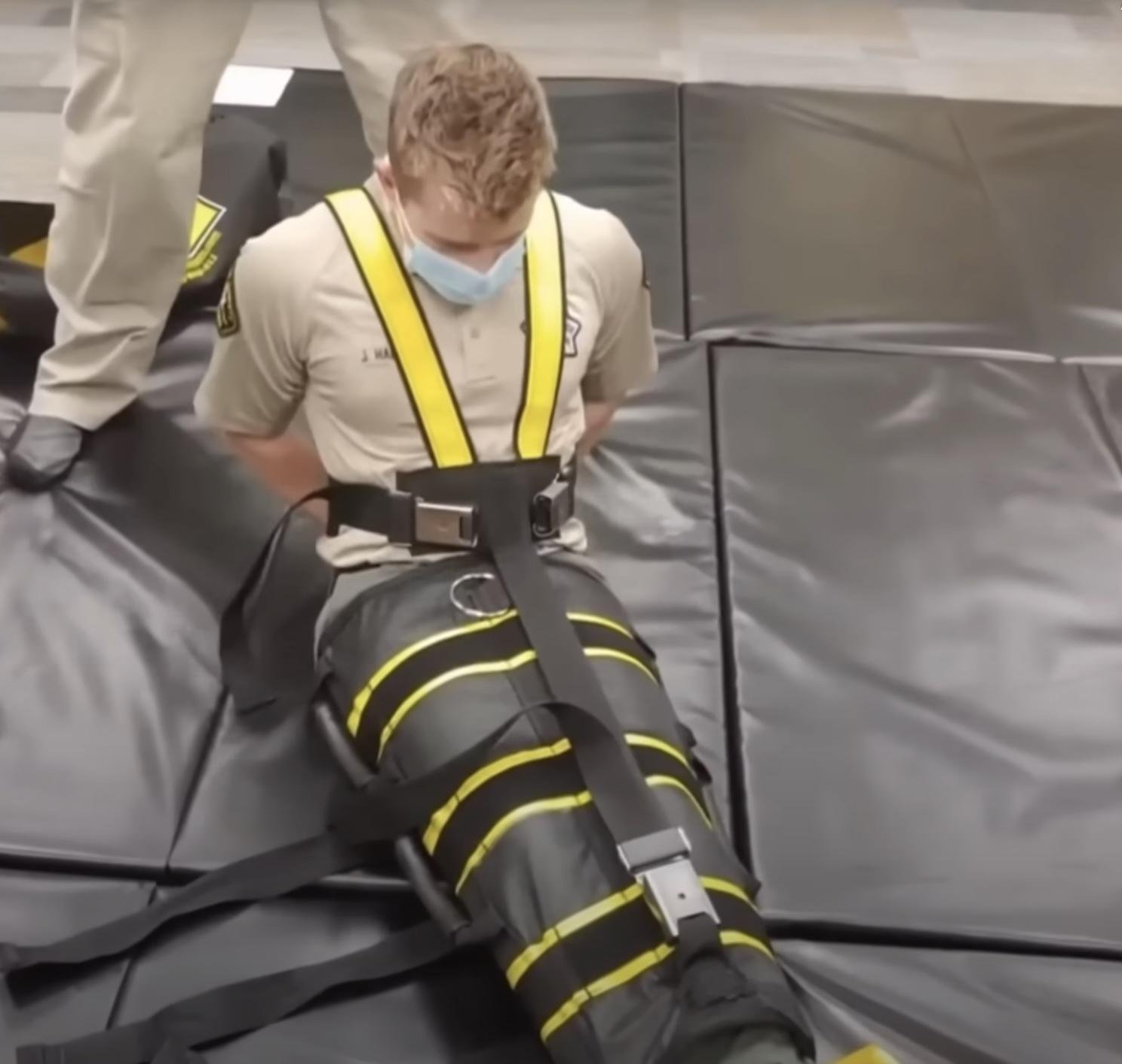 Uso do Dispositivo WRAP pelo ICE Gera Controvérsia em Voos de Deportação